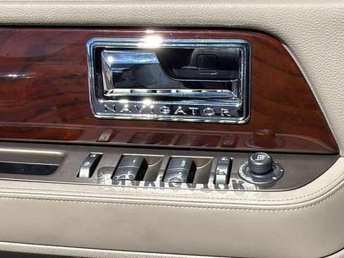 Used 2014 Lincoln Navigator 4WD image 22