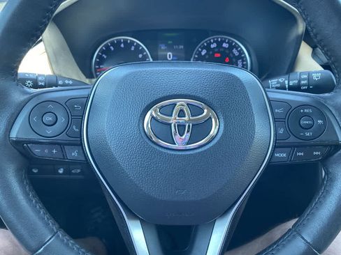 Used 2022 Toyota RAV4 XLE Premium image 14