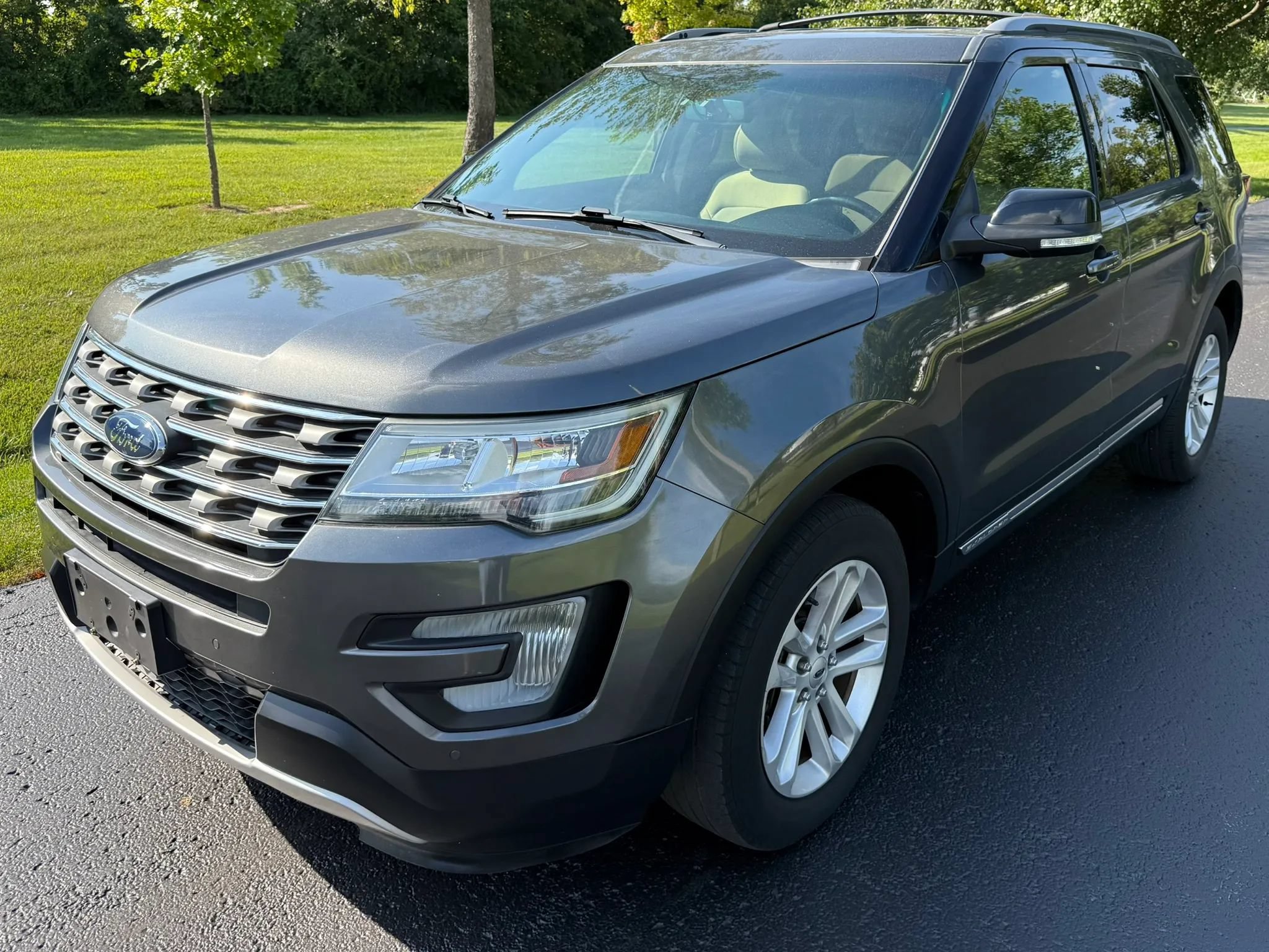 Used 2017 Ford Explorer XLT w/ Equipment Group 201A FWD image 1