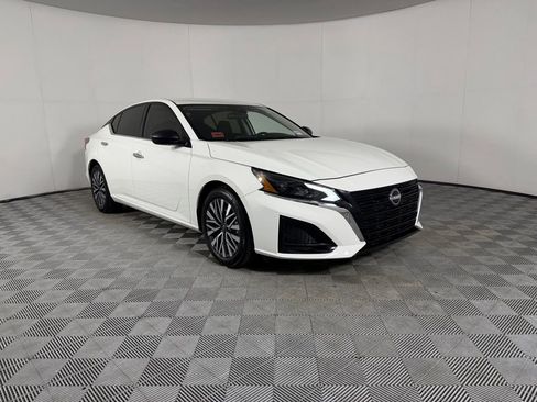 Used 2025 Nissan Altima 2.5 SV FWD image 4