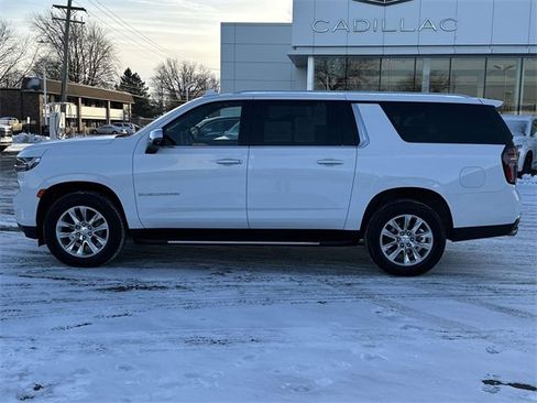 Used 2024 Chevrolet Suburban Premier w/ Premium Package image 10
