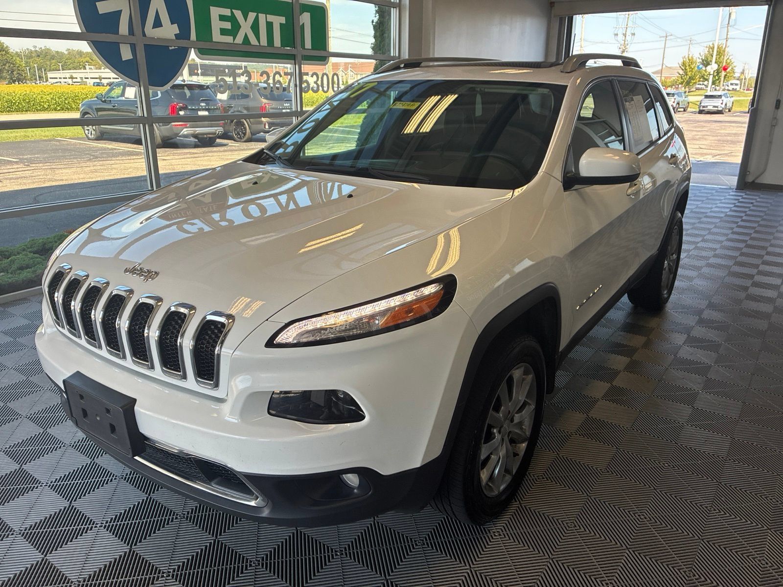 Used 2017 Jeep Cherokee Limited AWD/4WD image 3