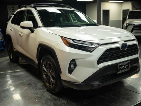 Used 2022 Toyota RAV4 XLE Premium AWD/4WD image 5