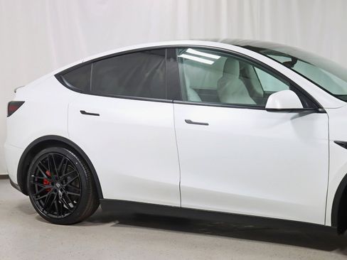 Used 2022 Tesla Model Y Performance image 3