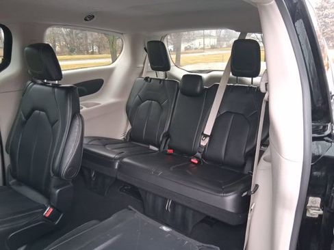 Used 2024 Chrysler Pacifica Touring-L image 23