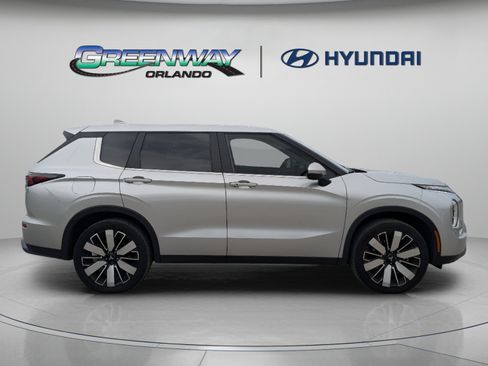 Used 2025 Mitsubishi Outlander SE FWD image 9