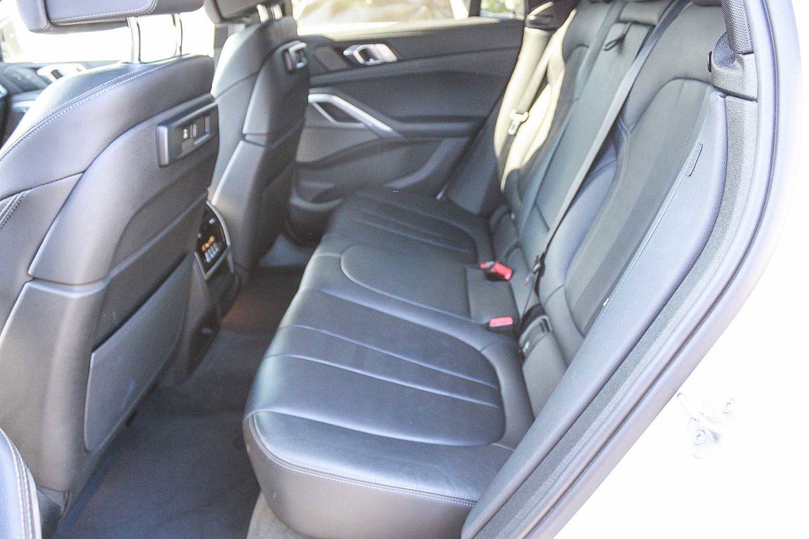Used 2022 BMW X6 xDrive40i w/ M Sport Package AWD/4WD image 18