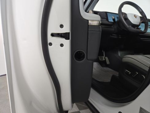Used 2024 Rivian R1S Adventure AWD/4WD image 32