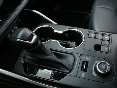 Used 2023 Toyota Highlander L image 19