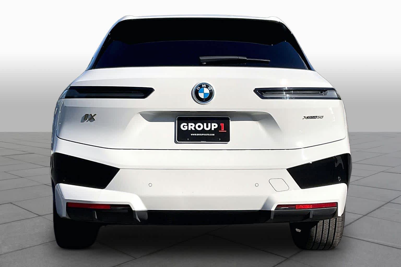 Used 2023 BMW iX xDrive50 w/ Sport Package AWD/4WD image 4