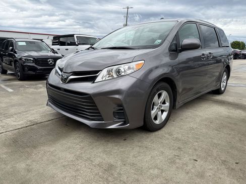 Used 2020 Toyota Sienna LE FWD image 3