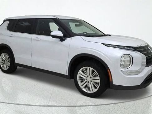 Used 2023 Mitsubishi Outlander ES FWD image 7