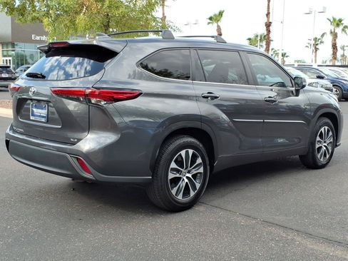 Used 2023 Toyota Highlander XLE FWD image 5
