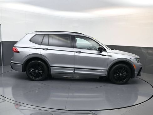 Used 2022 Volkswagen Tiguan SE R-Line AWD/4WD image 2