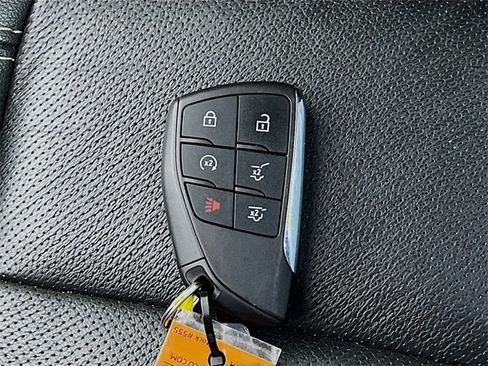 Used 2024 GMC Yukon XL SLT image 30