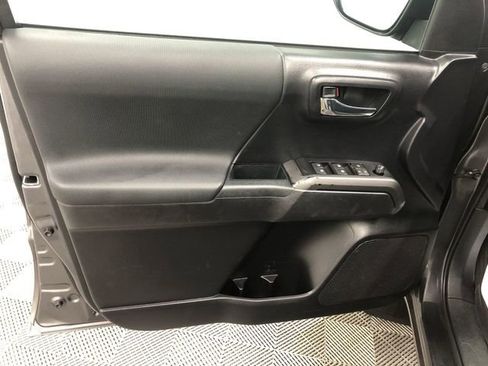 Used 2020 Toyota Tacoma TRD Sport AWD/4WD image 12