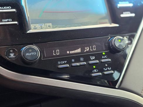 Used 2018 Toyota Camry XLE image 35