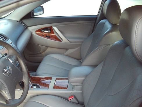 Used 2011 Toyota Camry LE FWD image 9