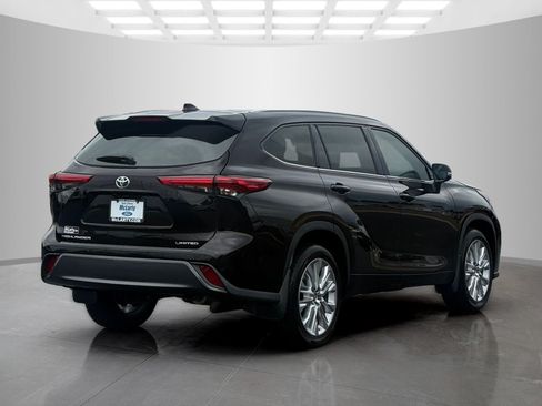 Used 2022 Toyota Highlander Limited FWD image 3