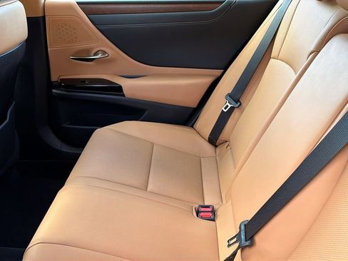 Used 2022 Lexus ES 300h w/ Premium Package image 32