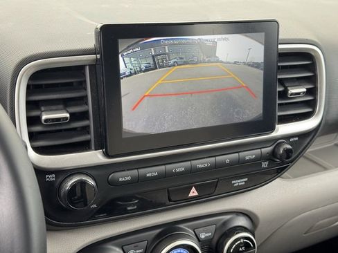 Used 2021 Hyundai Venue SEL image 22