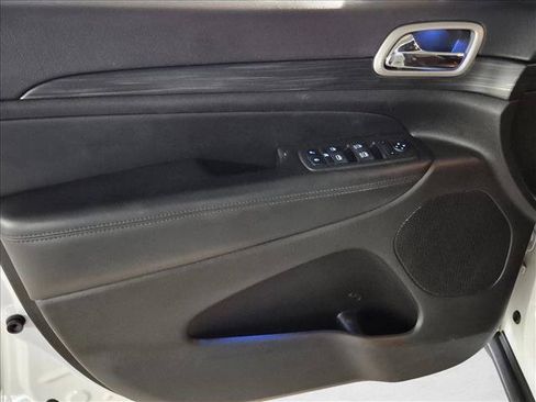 Used 2019 Jeep Grand Cherokee Laredo w/ Laredo X Package RWD image 12