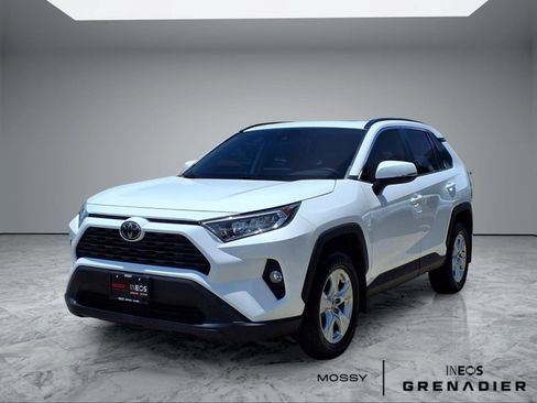 Used 2021 Toyota RAV4 XLE w/ Convenience Package FWD image 4