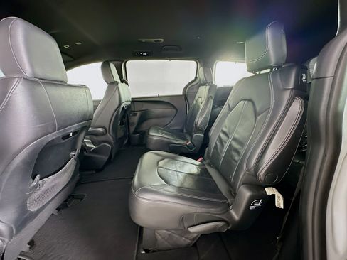 Used 2018 Chrysler Pacifica Touring-L w/ Premium Audio Group image 28