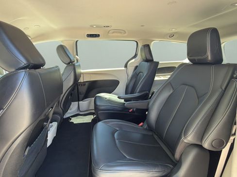 Used 2024 Chrysler Pacifica Limited FWD image 10