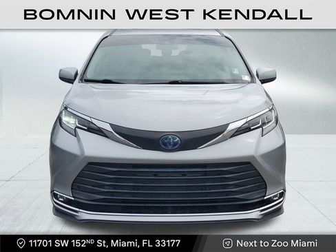 Used 2021 Toyota Sienna XLE image 2