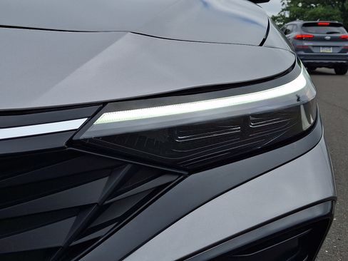 Certified 2025 Hyundai Elantra Limited FWD image 9