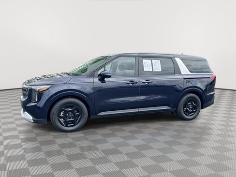 Used 2025 Kia Carnival image 1