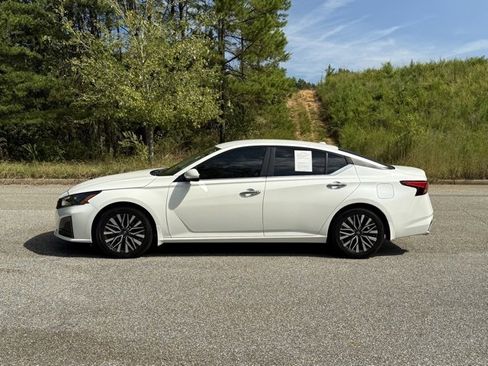 Used 2023 Nissan Altima 2.5 SV image 2