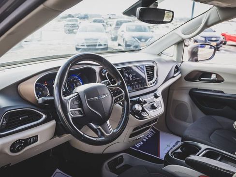 Used 2019 Chrysler Pacifica Touring Plus w/ Advanced Safetytec Group image 2