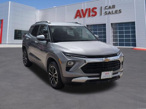 Used 2025 Chevrolet TrailBlazer LT AWD/4WD image 3