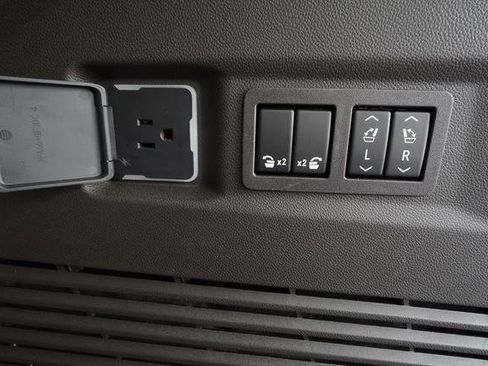 Used 2024 GMC Yukon SLT w/ SLT Premium Package image 36