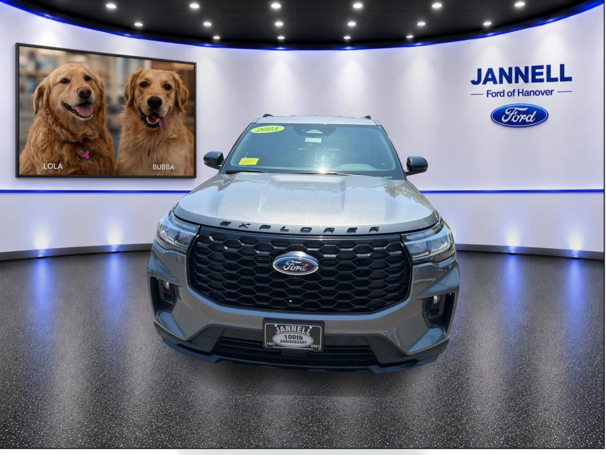 Used 2025 Ford Explorer ST-Line w/ ST-Line Street Pack AWD/4WD image 2