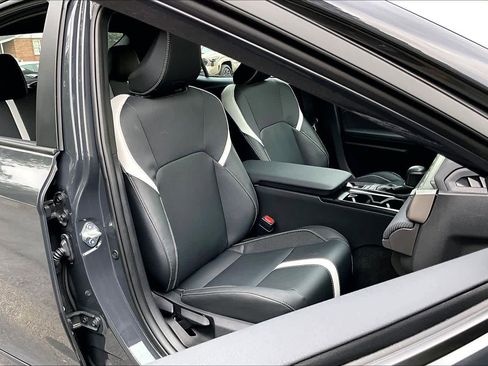 Used 2025 Toyota Camry SE w/ Convenience Package FWD image 9