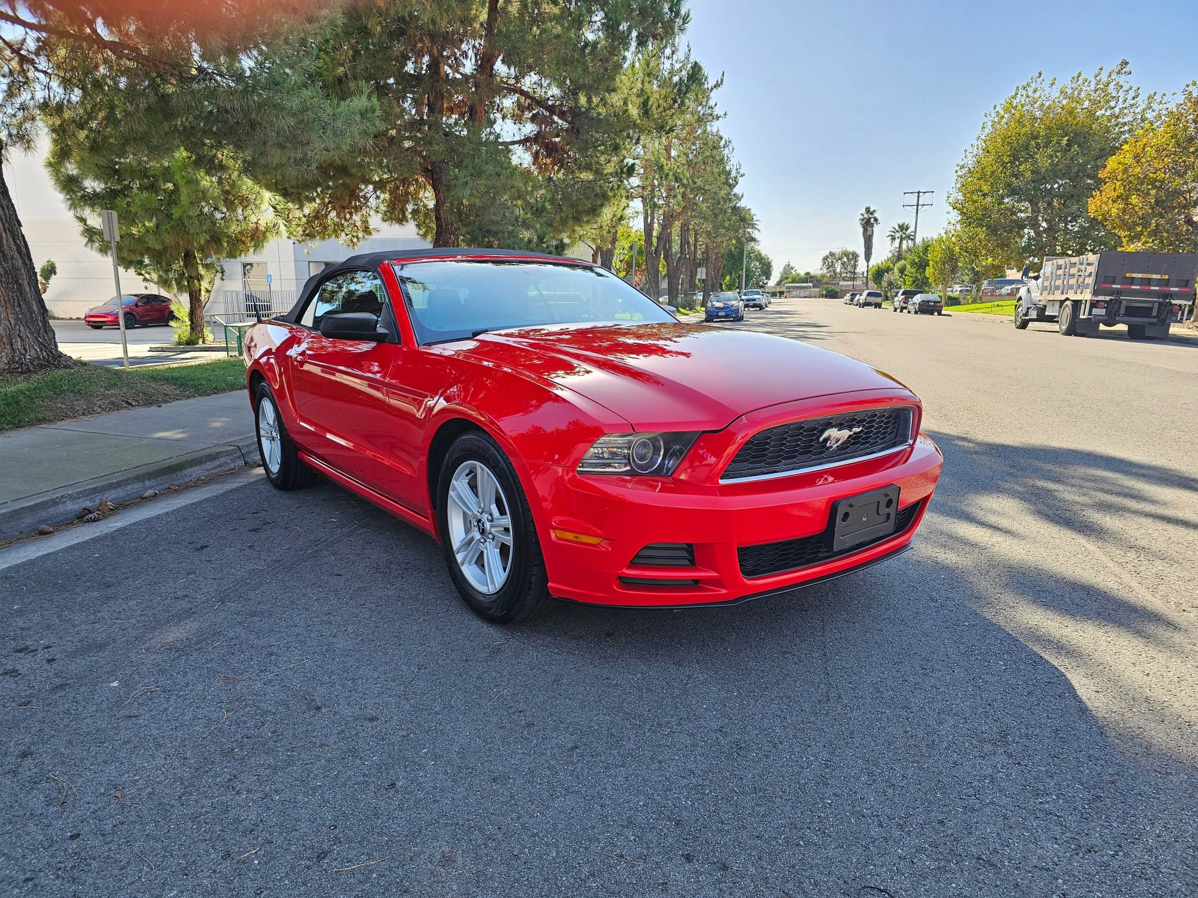 Used 2013 Ford Mustang Convertible RWD image 3