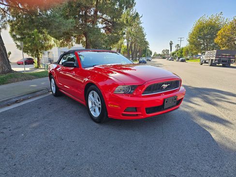 Used 2013 Ford Mustang Convertible RWD image 3