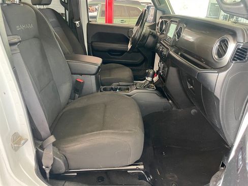 Used 2019 Jeep Wrangler Unlimited Sahara w/ Uconnect 4C Nav & Sound Group AWD/4WD image 19