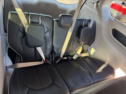 Used 2022 Chrysler Pacifica Limited image 16