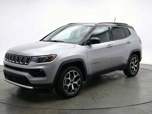 Used 2025 Jeep Compass Limited image 3