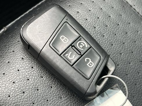 Used 2022 Volkswagen Tiguan SE R-Line image 30