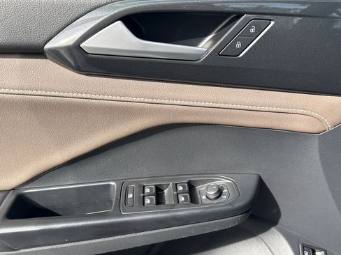 Used 2023 Volkswagen Taos SEL image 26