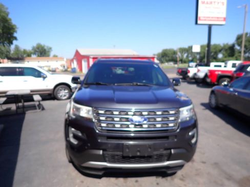 Used 2017 Ford Explorer XLT w/ Equipment Group 202A AWD/4WD image 2