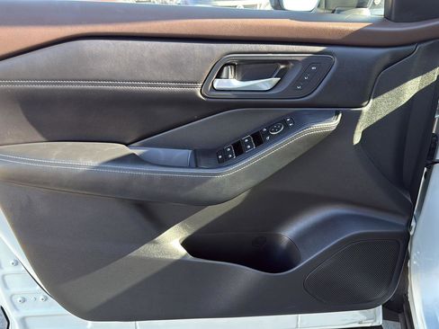 Used 2023 Nissan Rogue SL image 14