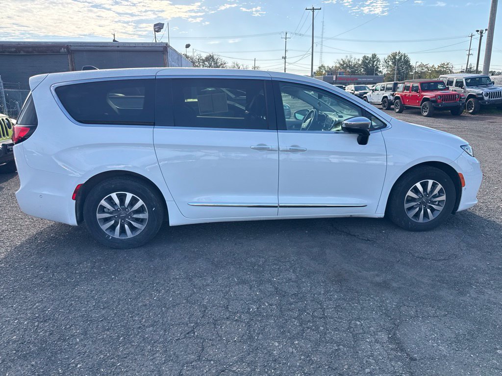 Used 2023 Chrysler Pacifica Limited FWD image 12