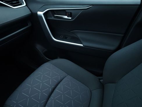 Used 2025 Toyota RAV4 XLE image 12