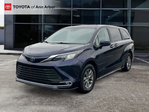 Used 2024 Toyota Sienna XLE image 9